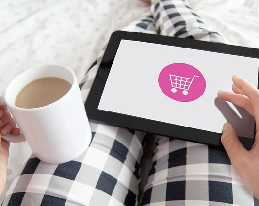 Ile zarabia się w ecommerce?